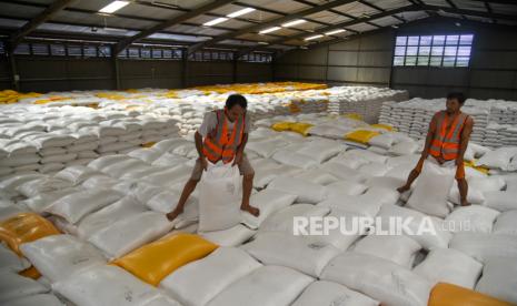 Pekerja menata karung berisi beras di Gudang Perum Bulog, Pulo Brayan Darat, Medan, Sumatera Utara. , Rabu (9/11/2022). Kepala Badan Pangan Nasional (Bapanas) Arief Prasetyo Adi menyebutkan stok beras nasional dalam kondisi aman karena mengalami surplus sebesar 6,6 juta ton dari berbagai wilayah di Indonesia (data Bapanas per 7 November 2022). Kementerian Pertanian (Kementan) mengklaim stok beras di sejumlah wilayah sentra masih sanggup memenuhi kebutuhan beras untuk cadangan Bulog. Kementan pun meminta agar Bulog tidak merealisasikan importasi beras yang direncanakan sebesar 500 ribu ton.