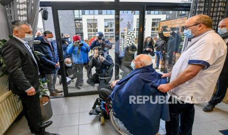  Jos Hermans dari Belgia, 96 tahun, tengah, melihat pers di luar jendela sebelum menerima vaksin COVID-19 di rumah perawatan Sint Pieter di Puurs, Belgia, Senin, 28 Desember 2020. Vaksin, yang dikembangkan oleh BioNTech dan Pfizer, dipindahkan dari sebuah rumah sakit di Leuven ke panti jompo pada hari Senin, saat Belgia memulai program vaksinasi yang dimulai dengan yang paling rentan.