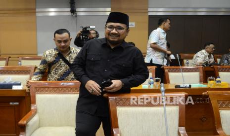 Menteri Agama Yaqut Cholil Qoumas bersiap mengikuti rapat kerja bersama Komisi VIII DPR di Kompleks Parlemen, Senayan, Jakarta, Rabu (17/5/2023). Rapat kerja tersebut membahas persiapan penyelenggaraan ibadah Haji 2023 serta membahas perubahan BPIH atas usulan penambahan kuota Haji 2023. Kemenag Sedang Rumuskan 8.000 Kuota Haji Tambahan