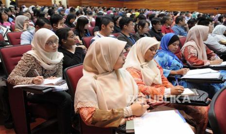 Masyarakat diminta tidak pasif dan mengajukan laporan keberatan terkait mahalnya biaya Uang Kuliah Tunggal (UKT) ke Ombudsman Republik Indonesia (ORI).