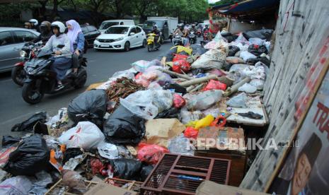 Sampah menumpuk di pinggir Jalan Ibrahim Adjie, Kota Bandung, Rabu (30/8/2023). Pengangkutan sampah terkendala karena TPA Sarimukti ditutup sementara imbas kejadian kebakaran. 