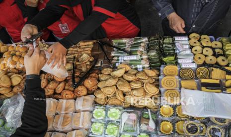 Warga memilih makanan untuk berbuka puasa di Pasar Takjil Bendungan Hilir (Benhil), Jakarta. Selain di Benhil, ada juga beberapa pusat takjil yang kerap dikunjungi warga untuk membeli menu berbuka puasa.