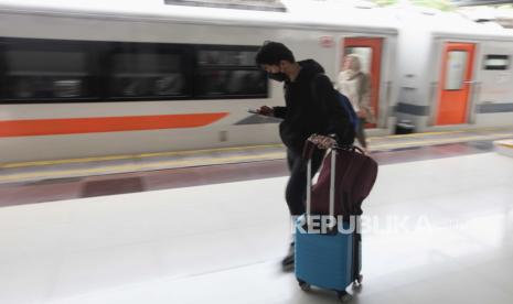 Sejumlah penumpang saat akan menaiki kereta di Stasiun Pasar Senen, Jakarta, Selasa (27/6/2023).