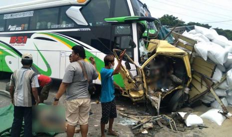 Kecelakaan Bus Tabrak Truk di Tol Dupak Surabaya, 2 Tewas 6 Terluka