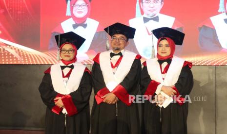 Telkom University mengukuhkan tiga guru besar dari berbagai disiplin ilmu mulai guru besar digital marketing hingga bio medis di Gedung Damar, Selasa (19/12/2023). 