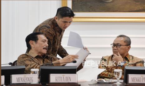 Ketua Dewan Ekonomi Nasional Luhut Binsar Pandjaitan berbincang dengan Sekretaris Kabinet Teddy Indra Wijaya dan Menko Pangan Zulkifli Hasan.