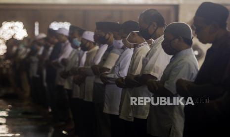 Umat Islam Non-Ormas Bisa Menjadi Generasi Handal. Foto ilustrasi: Sejumlah umat Muslim melaksanakan Shalat Dzuhur berjamaah di Masjid At-Tin, Jakarta, Jumat (18/9). Masjid At-Tin tidak mengadakan Shalat Jumat karena imbauan Pemerintah Provinsi DKI Jakarta terkait pemberlakuan kembali PSBB, namun menggantinya dengan melaksanakan Shalat Dzuhur berjamaah bagi pengelola Masjid At-Tin. Republika/Putra M. Akbar