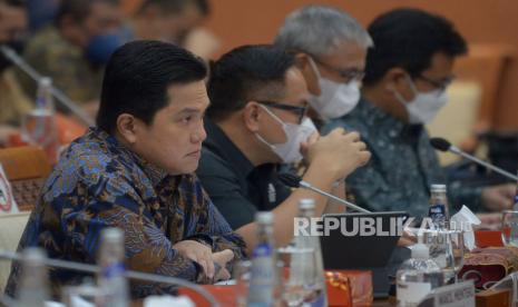 Menteri BUMN Erick Thohir mengikuti rapat kerja dengan Komisi VI DPR di Kompleks Parlemen, Senayan, Jakarta, Selasa (7/6/2022). Rapat tersebut membahas Rencana Kerja Anggaran (RKA) dan Rencana Kerja Pemerintah (RKP) Kementerian Negara/ Lembaga (RKA-KL) Tahun Anggaran 2023, usulan BUMN penerima PMN Tahun Anggaran 2023 dan usulan tentang rencana IPO/Right Issue.Prayogi/Republika.  