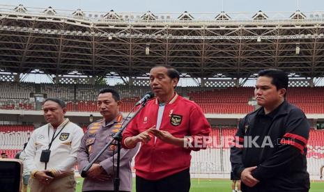 Presiden Joko Widodo di Stadion Utama Gelora Bung Karno (SUGBK), Jakarta. Kementerian PUPR sebut stadion U-20 siap digunakan untuk Piala Dunia U-17.