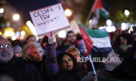 Orang-orang yang memegang bendera Palestina meneriakkan slogan-slogan di Place de la Republique saat demonstrasi mendukung rakyat Palestina di Paris, Prancis, 2 November 2023. 