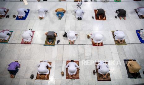 Manfaat gerakan sholat bisa dirasakan juga oleh non-Muslim. Ilustrasi sholat