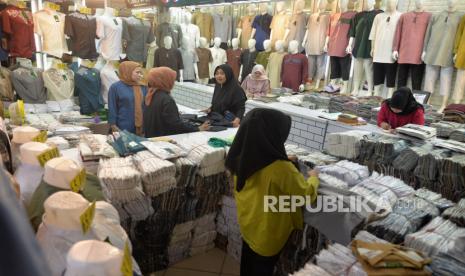 Warga berbelanja di Blok A Pasar Tanah Abang, Jakarta, Kamis,(14/3/2024). Menurut pedagang penjualan busana muslim mengalami peningkatan pada awal bulan suci ramadhan. Diperkirakan penjualan akan kembali mengalami peningkatan menjelang hari raya Idul Fitri.