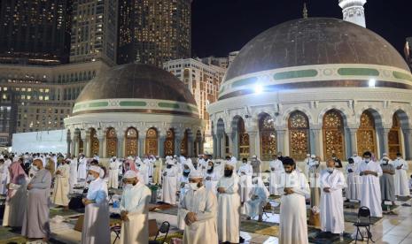 Dalam foto yang dirilis oleh Saudi Press Agency, SPA ini, para jamaah Muslim melakukan sholat Laylat al-Qadr, Malam Ketetapan, pada malam 27 bulan suci Ramadhan, dengan tetap menjaga jarak sosial sebagai bagian dari pencegahan terhadap virus corona di Masjidil Haram, di kota suci Muslim Mekkah, Arab Saudi, Sabtu, 8 Mei 2021. 