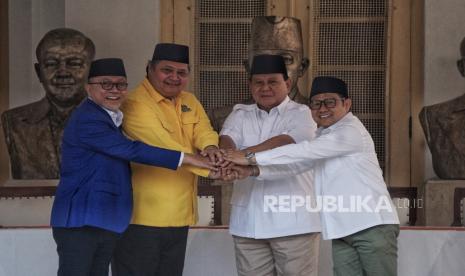 Ketua Umum Partai Amanat Nasional (PAN) Zulkifli Hasan, Ketua Umum Partai Golkar Airlangga Hartarto, Ketua Umum Partai Gerindra Prabowo Subianto dan Ketua Umum Partai Kebangkitan Bangsa (PKB) Muhaimin Iskandar (dari kiri) berjabat tangan saat deklarasi dukungan Pilpres 2024 di Museum Perumusan Naskah Proklamasi, Jakarta, Ahad (13/8/2023). Partai Golkar, Partai Amanat Nasional (PAN), dan Partai Kebangkitan Bangsa (PKB) berkoalisi bersama Partai Gerindra sekaligus mendeklarasikan Prabowo Subianto sebagai calon presiden pada Pemilu 2024