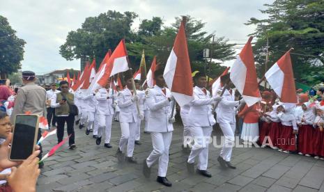 Berbagai atraksi memeriahkan kegiatan kirab merah putih di Kota Tasikmalaya, Jumat (25/8/2023). Kegiatan kirab merah putih itu dilaksanakan dalam rangka Hari Bhayangkara ke-77. 