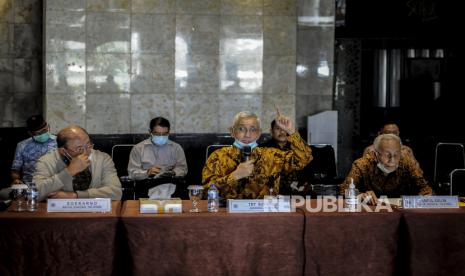 Wakil Presiden ke-6 RI Try Sutrisno (tengah) bersama Ketua Umum Dewan Pimpinan Pusat Legiun Veteran Republik Indonesia (DPP LVRI) Mayjen TNI (Purn) Saiful Sulun (kanan) dan Sekjen Forum Komunikasi Purnawirawan TNI/Polri Mayjen TNI (Purn) Soekarno (kiri) memberikan pernyataan sikap terhadap RUU Haluan Ideologi Pancasila (HIP) di Jakarta, Jumat (12/6). Forum Komunikasi Purnawirawan TNI/Polri mendesak Pemerintah dan DPR untuk mencabut RUU HIP dari pembahasan karena akan menimbulkan tumpang-tindih dalam sistem ketatanegaraan maupun pemerintah serta mengajak seluruh masyarakat untuk menegakkan tata kehidupan berdasarkan Pancasila secara murni dan konsekuen dalam kehidupan bermasyarakat, berbangsa dan bernegara