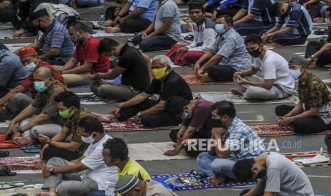 Komisi Agama DPR: Materi Khutbah Jumat tak Boleh Diwajibkan. Sejumlah umat muslim mendengarkan khutbah saat melaksanakan Shalat Jumat di Masjid Cut Meutia, Jakarta, Jumat (16/10). Masjid Cut Meutia kembali menyelenggarakan Shalat Jumat setelah Pemerintah Provinsi DKI Jakarta mengeluarkan izin bagi tempat ibadah dibuka kembali pada masa Pembatasan Sosial Berskala Besar (PSBB) transisi. Republika/Putra M. Akbar