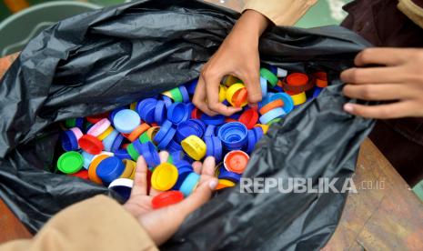 Sejumlah siswa melakukan pemilahan sampah ilustrasi. Pemerintah Kota Tangerang Selatan, Banten menargetkan seluruh Rukun Warga (RW) di daerah itu membentuk dan memiliki bank sampah pada 2024. 