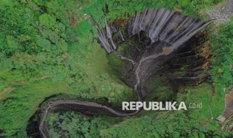 Foto udara Panorama Air Terjun Tumpak Sewu di Pronojiwo, Lumajang, Jawa Timur, Sabtu (7/12/2024). Kementerian Pariwisata dan Ekonomi Kreatif (Kemenparekraf) akan memperkuat kampanye Bangga Berwisata di Indonesia (BBWI) serta mendorong pemerintah daerah bersama industri dan pihak lainnya agar aktif berinovasi dalam membuat paket wisata untuk mengejar target pergerakan wisatawan nasional di 2025 yang mencapai 1,08 miliar wisatawan nusantara dan 17 juta-18 juta wisatawan mancanegara di 2025 dengan kontribusi terhadap PDB mencapai 4,6 persen hingga devisa pariwisata mencapai 22,1-25,2 miliar dolar AS. 