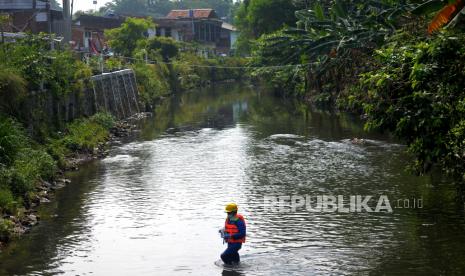 Petugas Dinas Lingkungan Hidup (DLH) Kota Yogyakarta mengambil sampel air Sungai Gajah Wong di Yogyakarta, Rabu (10/5/2023). Petugas Laboratorium DLH Kota Yogyakarta mengambil sampel air Sungai Gajahwong di lima titik lokasi mulai hulu hingga hilir yang termasuk dalam wilayah Kota Yogyakarta. Sungai yang diambil sampelnya yakni Sungai Gajah Wong, Sungai Winongo, Sungai Code, dan Sungai Manunggal karena tercemar berat dengan parameter dominan seperti koliform, fosfat, dan nitrat.