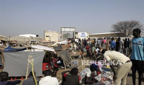 Pengungsi Sudan Selatan yang melarikan diri dari kekerasan di Sudan, tinggal di daerah transit yang didirikan oleh UNHCR di kota Renk, Sudan Selatan, 15 Mei 2023. Menurut PBB, sekitar 200.000 orang telah melarikan diri dari konflik di Sudan antara 15 April dan 12 Mei 2023. Sekitar 40.000 berada di Sudan Selatan, dan sekitar dua juta orang mengungsi.