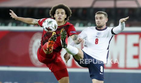 Axel Witsel dari Belgia, kiri, dan Jordan Henderson dari Inggris bertarung memperebutkan bola selama pertandingan sepak bola UEFA Nations League antara Belgia dan Inggris di stadion King Power di Leuven, Belgia, Minggu, 15 November 2020. 