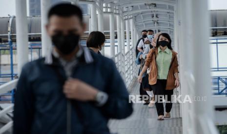 Pekerja berjalan di JPO  halte transjakarta saat jam pulang kerja di Halte Transjakarta Harmoni, Jakarta, Kamis (21/1).Pemerintah pusat melalui Ketua Komite Penanganan Covid-19  dan Pemulihan Ekonomi Nasional Airlangga Hartarto berencana akan memperpanjang Pemberlakuan Pembatasan Kegiatan Masyarakat (PPKM) Jawa-Bali dari tanggal 26 Januari hingga 8 Februari 2021 akibat kasus Covid-19 masih tinggi di beberapa daerah. Republika/Thoudy Badai