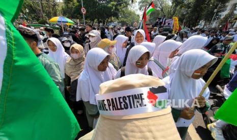 Santriwati dari berbagai lembaga pendidikan di antara ribuan massa Aksi Jawa Barat Bela Palestina berjalan melakukan longmarch dari Gedung Sate menuju Gedung Merdeka Bandung, Sabtu (21/10/2023). Aksi ini sebagai dukungan kepada warga Palestina dan mengecam bombardemen militer Israel ke kawasan Gaza, Palestina.