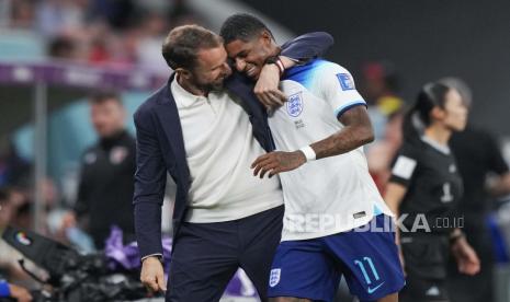 Marcus Rashford dari Inggris, kanan, disambut oleh pelatih kepala Inggris Gareth Southgate saat meninggalkan lapangan selama pertandingan sepak bola grup B Piala Dunia antara Inggris dan Wales, di Stadion Ahmad Bin Ali di Al Rayyan, Qatar, Selasa, 29 November, 2022.