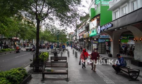 Wisatawan berada di kawasan Malioboro, Yogyakarta, Kamis (10/2/2022). Berdasarkan surat edaran nomor 430/1.31/SE Disbud/2022 tentang Pelaksanaan Penataan Kawasan Khusus Pedestrian Jalan Malioboro dan Jalan Margo Mulyo, Pedagang Kaki Lima (PKL) dilarang melakukan aktivitas jual beli di sepanjang lorong jalan serta pemindahan barang di Teras Malioboro I eks Dinas Pariwisata DIY dan Teras Malioboro II eks Gedung Bioskop Indra. 