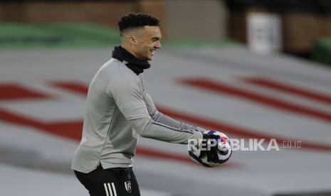  Antonee Robinson dari Fulham melakukan pemanasan untuk pertandingan sepak bola Liga Utama Inggris antara Fulham FC dan Tottenham Hotspur di London, Inggris, 04 Maret 2021.