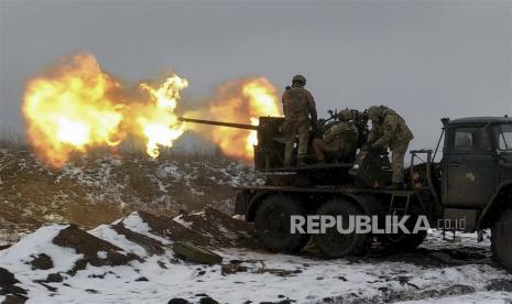  Tentara Ukraina menembakkan senjata antipesawat ke posisi dekat Bakhmut, wilayah Donetsk, Ukraina timur,  Sabtu (4/2/2023).