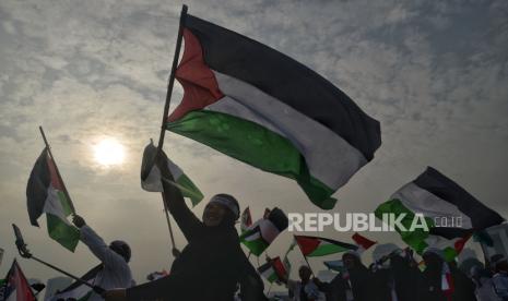 Sejumlah orang mengikuti Munajat Kubro 212 di kawasan Monas, Jakarta, Sabtu (2/12/2023). Fokus utama acara adalah untuk memanjatkan doa untuk keselamatan NKRI dan Kemenangan Palestina. Munajat Kubro 212 dimulai dini hari sekitar pukul 03.00 WIB sampai 09.00.