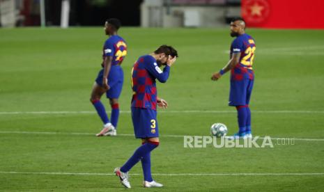 Gerard Pique Barcelona, ??tengah, bereaksi setelah pertandingan sepak bola La Liga Spanyol antara Barcelona dan Osasuna berakhir di stadion Camp Nou di Barcelona, ??Spanyol, Kamis, 16 Juli 2020.