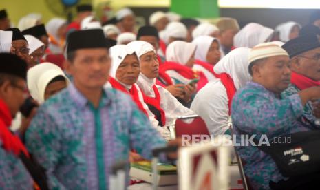 Jamaah calon haji kloter pertama menunggu proses pemeriksaan dokumen di Asrama Haji Donohudan, Boyolali, Jawa Tengah, Selasa (23/5/2023). IDI Cabang Bandarlampung, Provinsi Lampung juga menyiagakan dokter untuk pemeriksaan kesehatan jamaah calon hai.