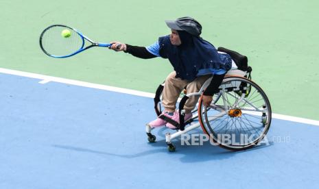 Petenis Jawa Barat Siti Maesaroh berusaha mengembalikan bola ke arah lawan petenis Daerah Istimewa Yogyakarta Sudartatik pada semifinal tenis lapangan kursi roda tunggal putri Nasional Peparnas XVI Papua di Sian Soor, Jayapura, Papua Kamis (11/11/2021). Siti Maesaroh mengalahkan Sudartatik dengan skor 9-8. 