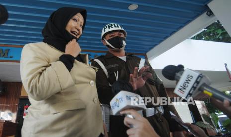 Pengacara Djoko Tjandra, Anita Kolopaking usai menjalani pemeriksaan di gedung Jaksa Agung Muda Bidang pengawasan (JAMWAS), Jakarta,  Senin (27/7). Pemeriksaan tersebut untuk mengkonfirmasi terkait adanya pertemuan dengan Kepala Kejaksaan Negeri Jakarta Selatan Anang Supriatna. Republika/Putra M. Akbar