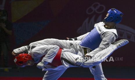 Atlet taekwondo Sumatera Barat Bimantara Subrata (kiri) dan atlet taekwondo Jawa Barat Dinggo Ardian Prayogo (kanan) saling melepaskan tendangan saat final Taekwondo kategori Kyorugi kelas under 80 Kg putra PON Papua di GOR Politeknik Penerbangan Kayu Batu, Kota Jayapura, Papua, Selasa (5/10/2021).