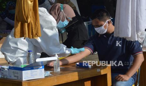 Direktur Utama PT Kimia Farma Apotek Nurtjahjo Walujo Wibowo mengaku pihaknya tidak menjual rapid test kit. Pelayanan rapid test ini tidak tersedia di setiap apotek Kimia Farma melainkan laboratorium klinik di bawah jajarannya.