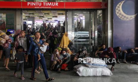 Warga beristirahat usai mencari pakaian Lebaran di Pasar Tanah Abang, Jakarta, Senin (1/4/2024). Pemkot Jakpus menertibkan kawasan Pasar Tanah Abang menjelang Idul Fitri.