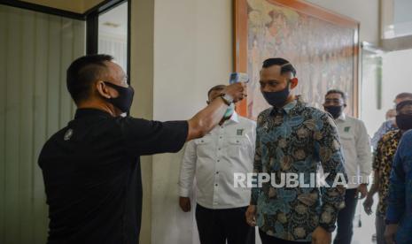 AHY Dijadwalkan Kunjungi MUI Siang Ini. Foto:  Petugas mengecek suhu tubuh Ketua Umum Partai Demokrat Agus Harimurti Yudhoyono berkunjung ke kantor DPP PKB, Jakarta, Rabu (8/7). Kunjungan tersebut dalam rangka silaturahmi bersama Ketua Umum Partai Kebangkitan Bangsa (PKB) Muhaimin iskandar serta membahas kemungkinan koalisi di beberapa daerah dalam pilkada 2020.