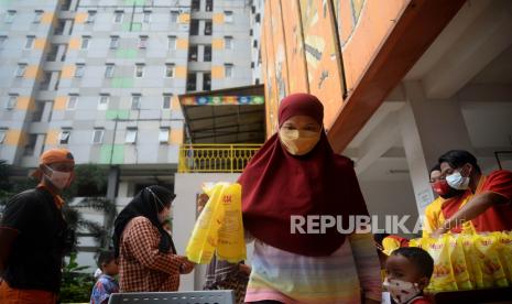 Sejumlah warga membeli minyak goreng kemasan saat operasi pasar minyak goreng di Rusunawa KS Tubun, Jakarta, Rabu (19/1/2022). Kegiatan operasi pasar minyak goreng murah ini digelar sebagai upaya menstabilkan lonjakan harga minyak goreng. Selain itu pemerintah pun telah menetapkan kebijakan satu harga minyak goreng untuk semua jenis kemasan sebesar Rp 14 ribu per liter dan mulai berlaku Rabu (19/1/2022). Kebijakan satu harga itu dikhususnya untuk pemenuhan kebutuhan rumah tangga serta usaha mikro dan kecil.Prayogi/Republika. 