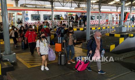 Penumpang turun dari KA di Stasiun Tugu, Yogyakata.  Kementerian BUMN melakukan berbagai persiapan guna mengantisipasi lonjakan aktivitas masyarakat jelang perayaan Natal 2022 dan Tahun Baru 2023 (Nataru). Menteri BUMN Erick Thohir mengatakan peningkatan pergerakan masyarakat pada akhir tahun umumnya berdampak pada peningkatan kunjungan wisatawan di banyak titik di Indonesia.