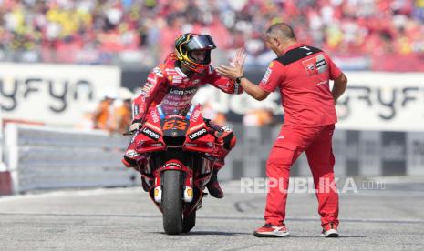 Francesco Bagnaia dari Italia dan Ducati Lenovo Team merayakan kemenangannya pada balapan MotoGP San Marino di Sirkuit Marco Simoncelli di Misano Adriatico, Italia, pada 4 September 2022.