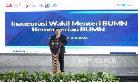 Menteri BUMN Erick Thohir (keempat dari kanan), Wakil Menteri BUMN Kartika Wirjoatmodjo (kanan), Wakil Menteri BUMN Rosan Roeslani (kedua dari kanan), dan mantan Wakil Menteri BUMN Pahala Nugraha Mansury (ketiga dari kanan) saat inaugurasi Wakil Menteri BUMN di kantor Kementerian BUMN, Jakarta, Senin (17/7/2023).