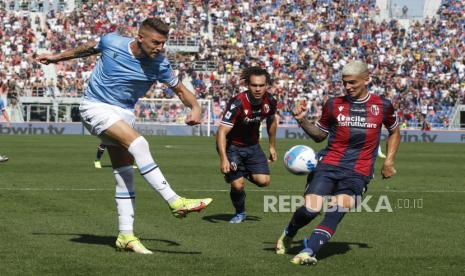  Nicolas Martin Dominguez (kanan) dari Bologna dan Sergej Milinkovic-Savic dari Lazio (kiri) beraksi saat pertandingan sepak bola Serie A Italia Bologna FC vs SS Lazio di stadion Renato Dall