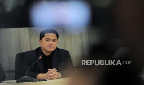 Ketua Umum PSSI Erick Thohir menyampaikan keterangan terkait naturalisasi pemain di gedung Dirjen Imigrasi Kemenkumham, Jakarta Selatan pada Kamis (19/9/2024). Dalam keterangannya Menteri Hukum dan HAM Supratman Andi Agtas mendukung proses naturalisasi atlet yang dilakukan PSSI dan Perbasi untuk kemajuan olahraga Indonesia.