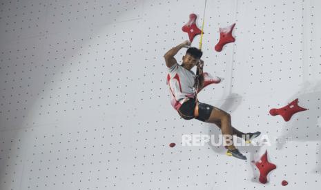 Atlet panjat tebing Indonesia Rahmad Adi Mulyono melakukan selebrasi usai menang pada babak final speed ajang Asian Qualifier Jakarta 2023 di Arena Panjat Tebing GBK, Jakarta, Ahad (12/11/2023). Rahmad Adi Mulyono berhasil mendapatkan tiket Olimpiade Paris 2024 setelah menang dengan catatan waktu 5,35 detik. 