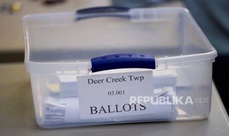  Kumpulan surat suara dari pemilu 3 November ada di atas meja saat petugas kantor pemilu menghitungnya di Gedung Pengadilan Mercer County, Rabu, 4 November 2020, di Mercer, Pa.