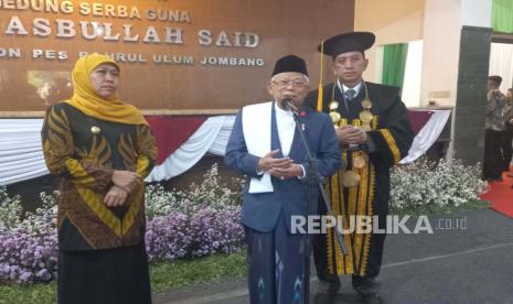 Wakil Presiden Maruf Amin dalam keterangan persnya di sela kunjungan kerja ke Jombang, Jawa Timur, Rabu (15/3/2023). Wakil Presiden Maruf Amin mendorong semakin bertambahnya penghafal Al Quran (hafidz) di Indonesia. Kiai Maruf mengatakan, kehadiran para hafidz ini dibutuhkan untuk memenuhi kebutuhan imam masjid yang saat ini masih kurang. 